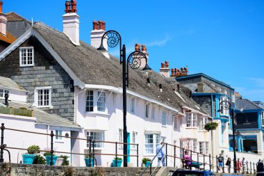Alan gezinti yolu üzerinde kafadanbacaklı ile binaları dekore edilmiş sokak, Lyme Regis.