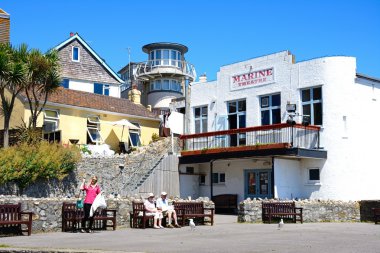 Silah Cliff yürüyüş deniz tiyatroda görünümünü ayarı, Lyme Regis zevk turist.