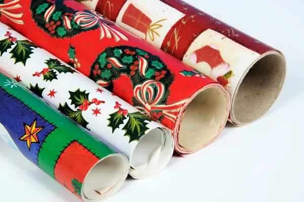 Cuatro rollos de colorido envoltorio de regalo de Navidad . — Foto de Stock