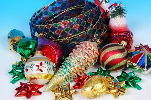 Glas Christmas tree decorations met kleurrijke linten en strikken. — Stockfoto