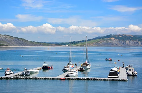 Yachten am Ponton mit Blick auf die jurassische Küste, Lyme Regis. — Stockfoto