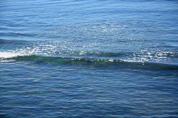 Rompiendo olas naturaleza fondo . — Foto de Stock