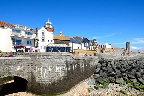 Mur en bord de mer et pont le long de Gun Cliff Promenade avec le Musée Lyme Regis et les bâtiments de la ville à l'arrière, Lyme Regis . — Photo
