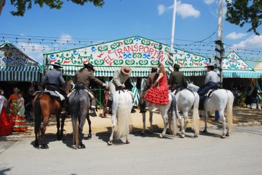 İspanyol insanların bir ata Casitas ile geleneksel elbiseli arka fuarında Sevilla, Sevilla, İspanya.
