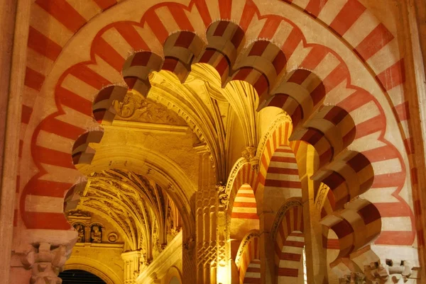 Mezquita (Cami), Cordoba, İspanya Dua Salonu içinde Arches.