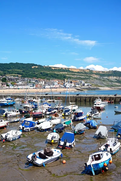 Tekneler ve yatlar Lyme Regis plaj ve kent, doğru manzaralı limanında demirlemiş. — Stok fotoğraf