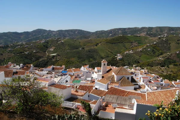 Vista sobre os telhados da cidade e o campo circundante, Frigiliana, Espanha . — Fotografia de Stock