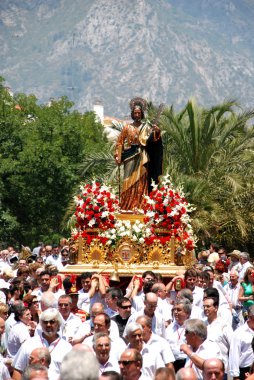 Sokaklarda float (paso) taşıyan Romeria San Bernabe, Marbella, İspanya.