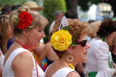 Romeria San Bernabe festivali sırasında saçlarında çiçek olan iki İspanyol kadın, Marbella, İspanya.