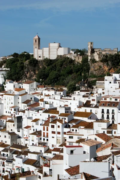 Vista da cidade e da igreja, pueblo blanco, Casares . — Fotografia de Stock