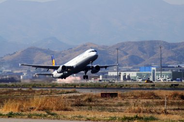 Lufthansa Airbus A321 Malaga Airport kalkışı, Malaga, İspanya.