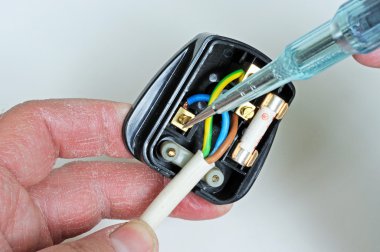 Man kablolama İngilizce 3 pin 13 amfi fiş - nötr tel ekleme, İngiltere.