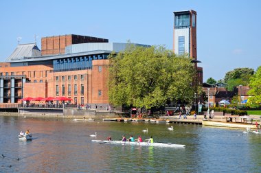 Avon Nehri boyunca Royal Shakespeare Company Theatre, Stratford-Upon-Avon.