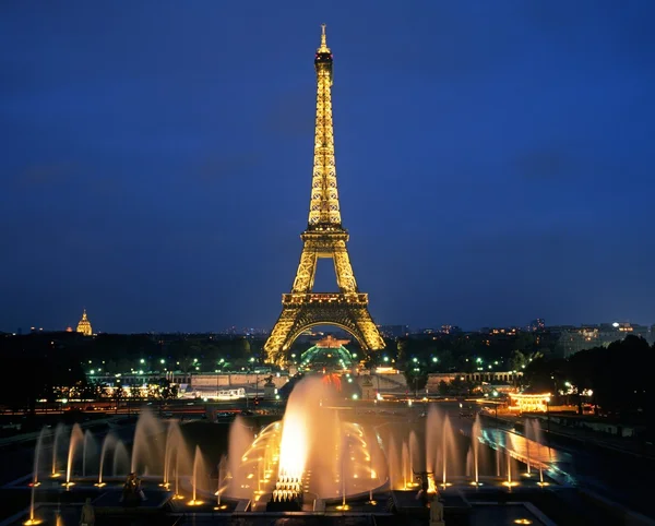 Widok na wieżę Eiffla oświetlone nocą, Paryż. — Zdjęcie stockowe