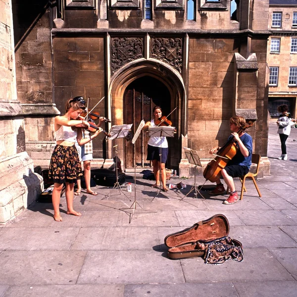 Músicos callejeros tocando junto a la Abadía, Bath . — Foto de Stock