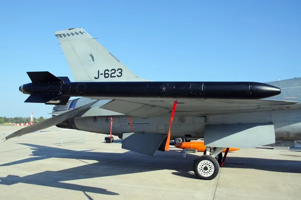 Загальна динаміка F-16 боротьба Falcon ракети на крило ВПС Нідерландів на другому авіасалоні в Malaga аеропорт, Малага, Іспанія. — стокове фото