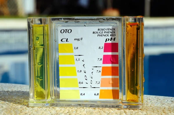 Checking the chemical balance of a swimming pool, Costa del Sol, Spain. — Stock Photo, Image