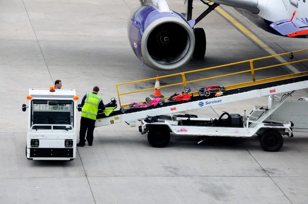 Мішки завантажені на літак на конвеєрній стрічці в аеропорту Бірмінгем, Бірмінгем, Великобританія. — стокове фото
