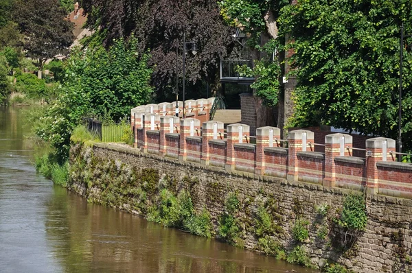 Barreira de parede de defesa contra inundações ao longo do rio Wye, Hereford . — Fotografia de Stock