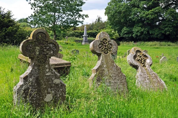 St Peter ve St Paul kilise avlusunda eski taş çapraz mezar taşları, Weobley. — Stok fotoğraf