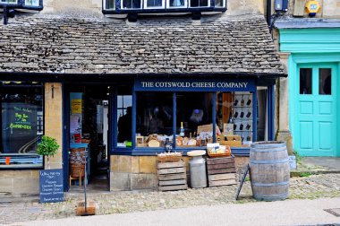 High Street, Burford boyunca geleneksel peynir dükkanı