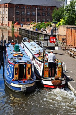 Nottingham ve Beeston Kanalı boyunca Wilford Street köprüsü altında kanal kilidi dar tekneler, Nottingham.