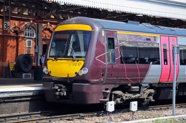 Nottingham tren istasyonunda lokomotif tipi British Rail 170.