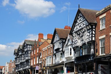 Bridge Street, Chester boyunca eski mağazalar ve binalar.