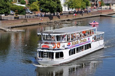 Nehir feribot ve pedali River Dee, Chester üzerinde.