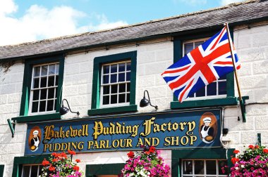 Şehir merkezinde Bakewell puding fabrikası, Bakewell.