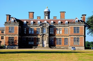 Sudbury Hall'un ön görünümü yoldan alındı, Sudbury.