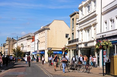 High Street, Cheltenham boyunca alışveriş ve turistler ile Mağazalar.
