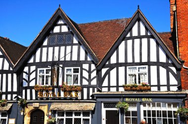 Ahşap şehir merkezinde Vine Street boyunca Royal Oak Pub çerçeveli, Evesham.