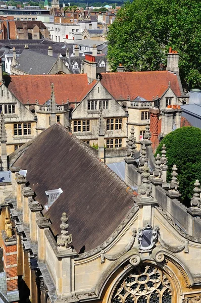 Элементарный вид на колледж Бразеноз из университетской церкви Святой Марии на шпиле Оксфорда . — стоковое фото