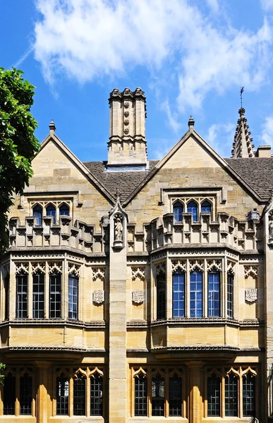 Magdalen College a lo largo de High Street mostrando detalles de la arquitectura, Oxford . — Foto de Stock