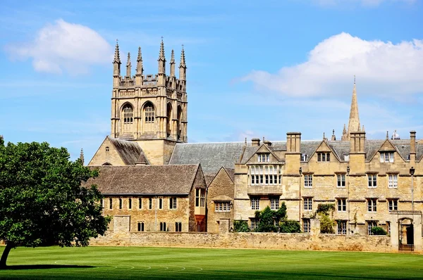 Zicht op Merton College en Merton Chapel gezien over Merton Field, Oxford. — Stockfoto