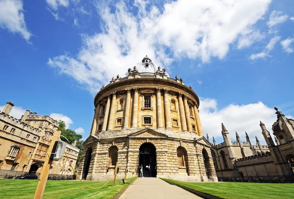 View along the pathway to Radcliffe Camera, Oxford. — Stock Photo, Image