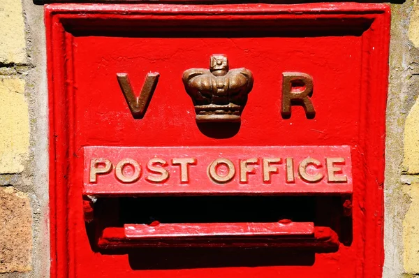 古い赤いVrビクトリア朝のポストボックス. — ストック写真