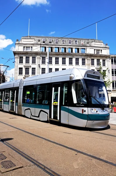 Moderne strassenbahn nähert sich dem alten markt, nottingham. — Stockfoto