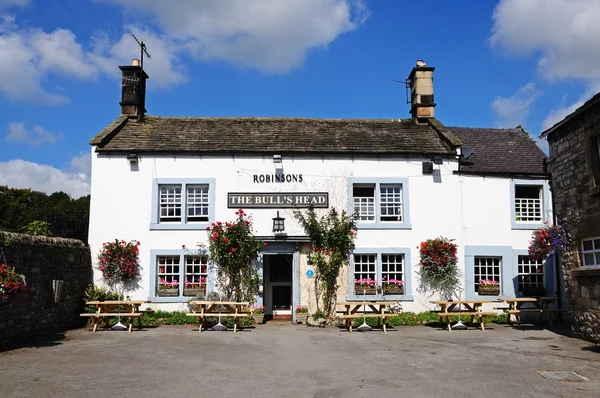 Die Stierkampfarena in der Church Street, ashford-in-the-water. — Stockfoto