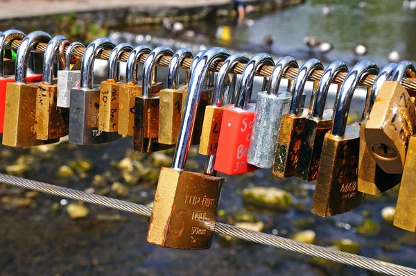 Love locks attached to the cable bridge, Bakewell. — Stock Photo, Image
