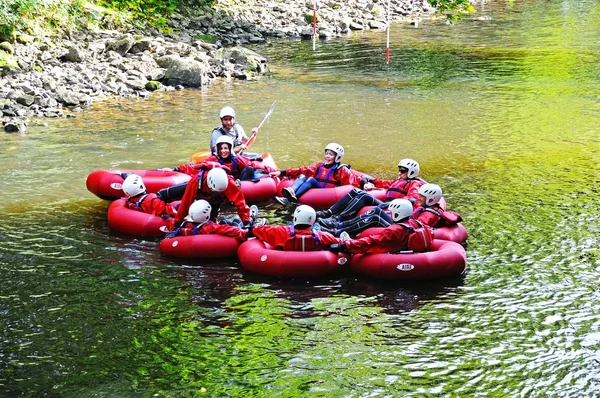 Group of people in rubber canoes in a circle along the River Derwent, Matlock Bath. — Stock Photo, Image