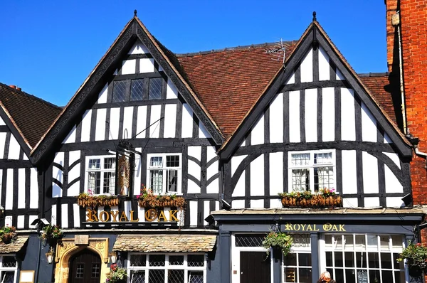 A madeira emoldurada Royal Oak Pub ao longo Vine Street, no centro da cidade, Evesham . — Fotografia de Stock