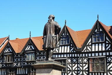 Clive Hindistan heykeli (Robert Clive) arka ahşap çerçeveli binalar ile Meydanı'nda, Shrewsbury.