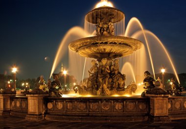 Gece arka Eyfel Kulesi ile Place de la Concorde Çeşme, Paris.