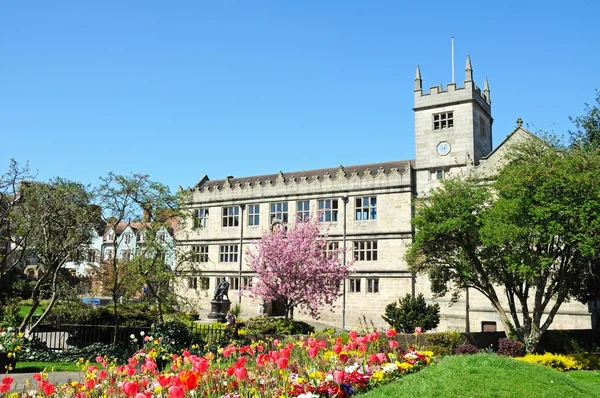 Castle Gate Library med vårblommor i förgrunden, Shrewsbury. — Stockfoto