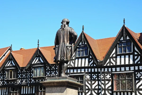 Clive da Índia estátua (Robert Clive) na Praça com madeira emoldurada edifícios para a parte traseira, Shrewsbury . — Fotografia de Stock