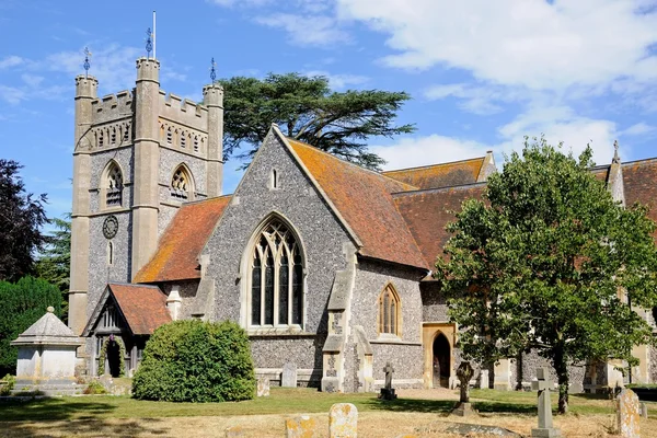 Igreja de Santa Maria, a Virgem e cemitério no centro da aldeia, Hambledon . — Fotografia de Stock