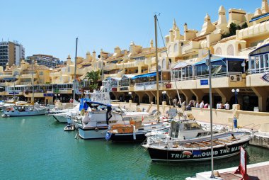 Görünümü waterfront marina alan, Benalmadena, İspanya ve tekneler.