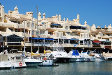 Görünümü waterfront marina alan, Benalmadena, İspanya ve tekneler.